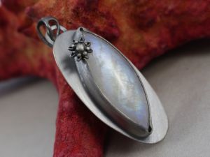 Kamień księżycowy i srebro  - wisiorek kwiat - ChileArt